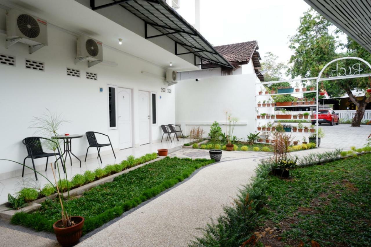 Reddoorz Near Mataram University Kültér fotó